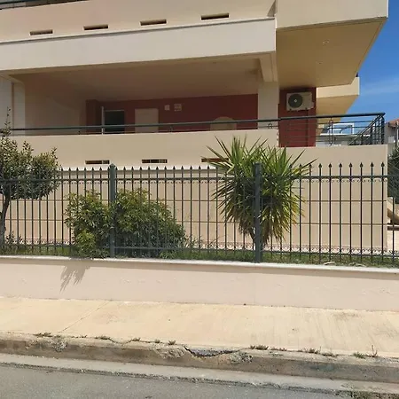 Appartamento Μεγαλο Οροφοδιαμερισμα Με Κηπο Και Παρκιν-Καλαματα