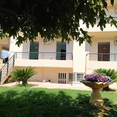Μεγαλο Οροφοδιαμερισμα Με Κηπο Και Παρκιν-Καλαματα *