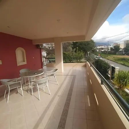 Μεγαλο Οροφοδιαμερισμα Με Κηπο Και Παρκιν-Καλαματα