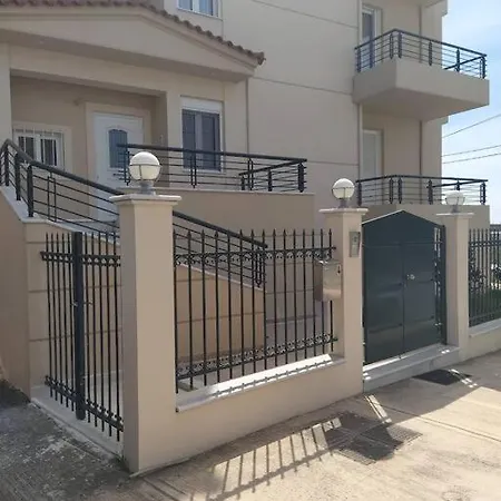 Μεγαλο Οροφοδιαμερισμα Με Κηπο Και Παρκιν-Καλαματα * Asprokhoma