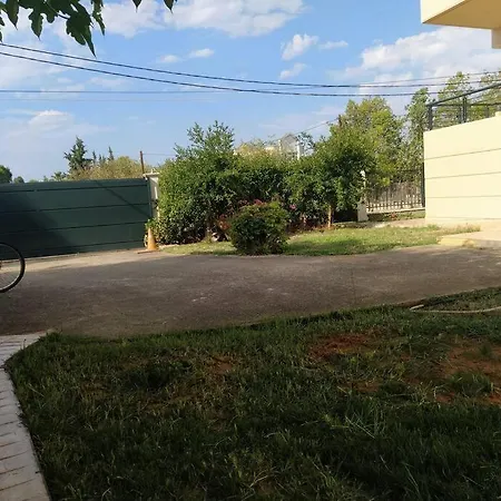 Μεγαλο Οροφοδιαμερισμα Με Κηπο Και Παρκιν-Καλαματα Apartment *