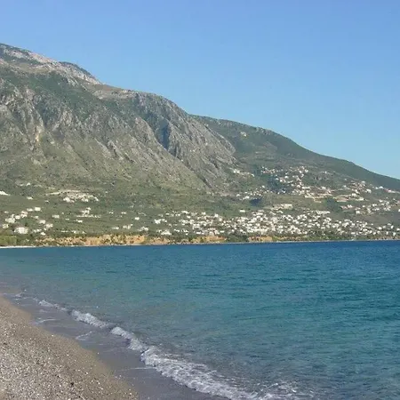 Apartment Μεγαλο Οροφοδιαμερισμα Με Κηπο Και Παρκιν-Καλαματα