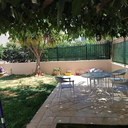 Μεγαλο Οροφοδιαμερισμα Με Κηπο Και Παρκιν-Καλαματα *
